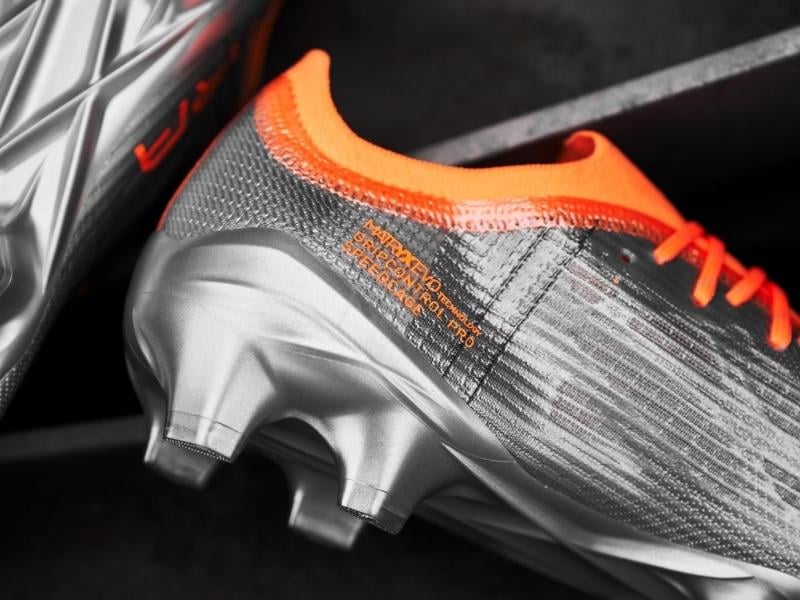 Giày đá bóng Puma Ultra Instinct 1.4 “Diamond Silver / Neon Citrus”.